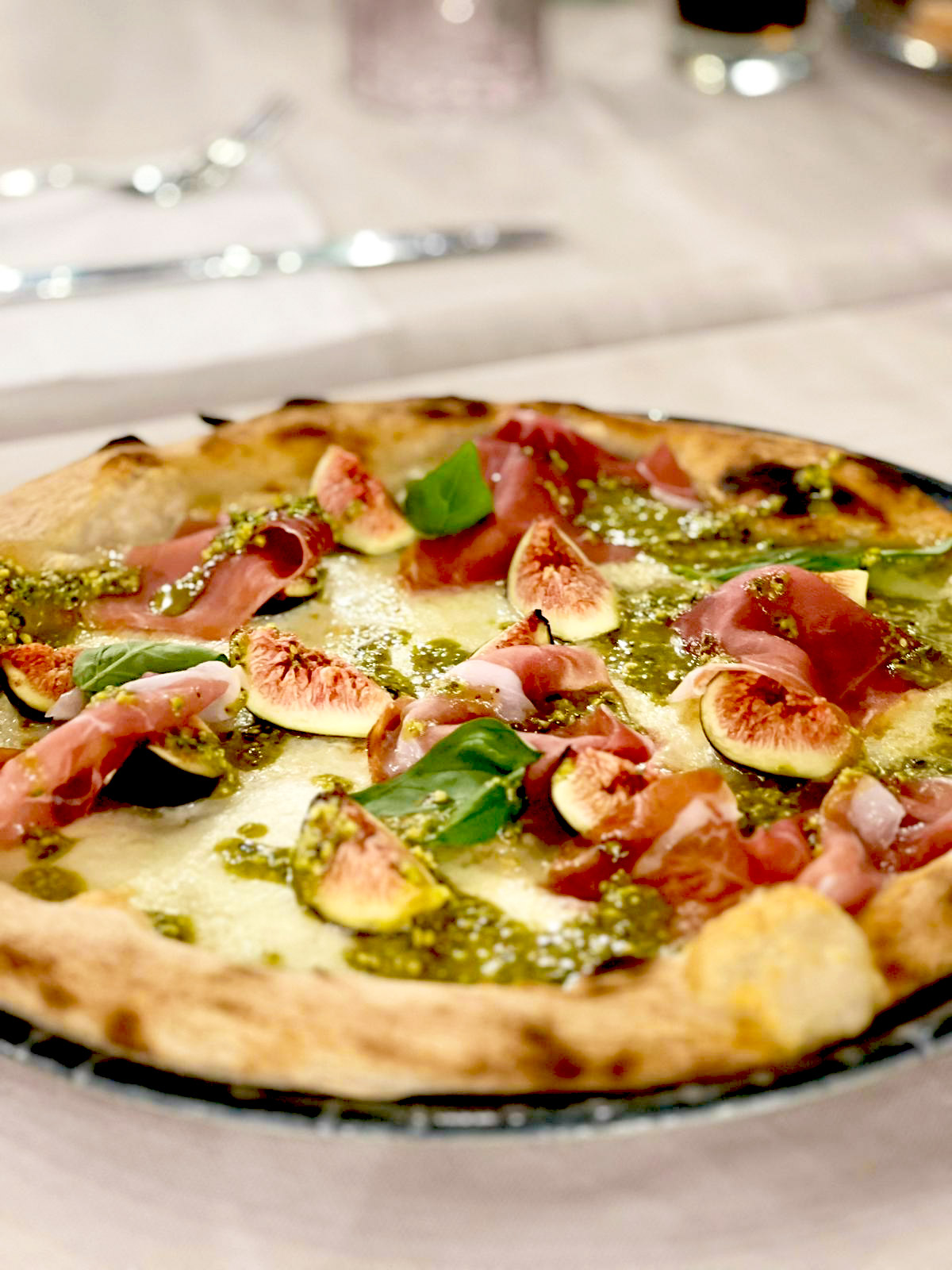 Pizza con crudo di Parma, pesto e fichi freschi